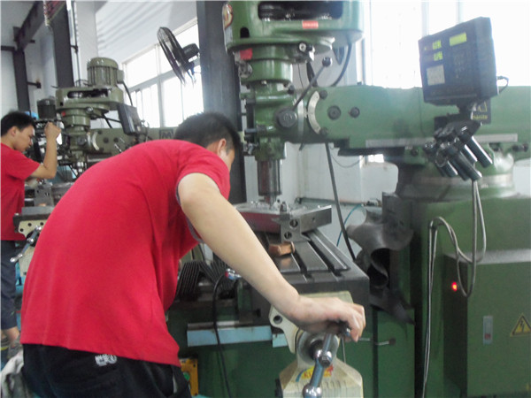 旭錦塑膠模具有限公司，模具車間人員工作操作