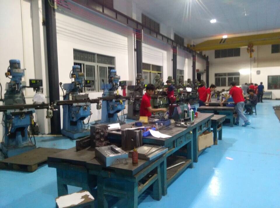 旭錦塑膠模具有限三個(gè)，模具部