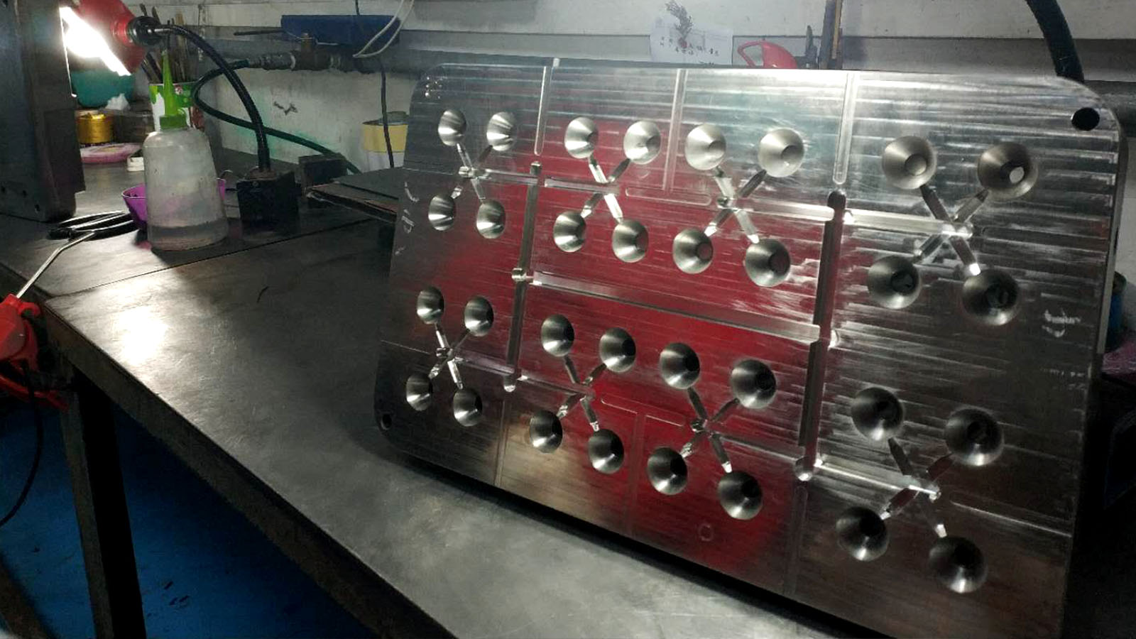 旭錦塑膠模具，模房