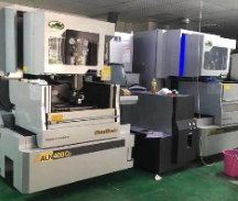 旭錦塑膠模具-車間中走絲(圖) 旭錦塑膠模具-車間中走絲(圖)